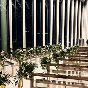 夜の挙式場で、照明を明るくしてもらったものです。道に花もたくさんあり清潔感がありました。