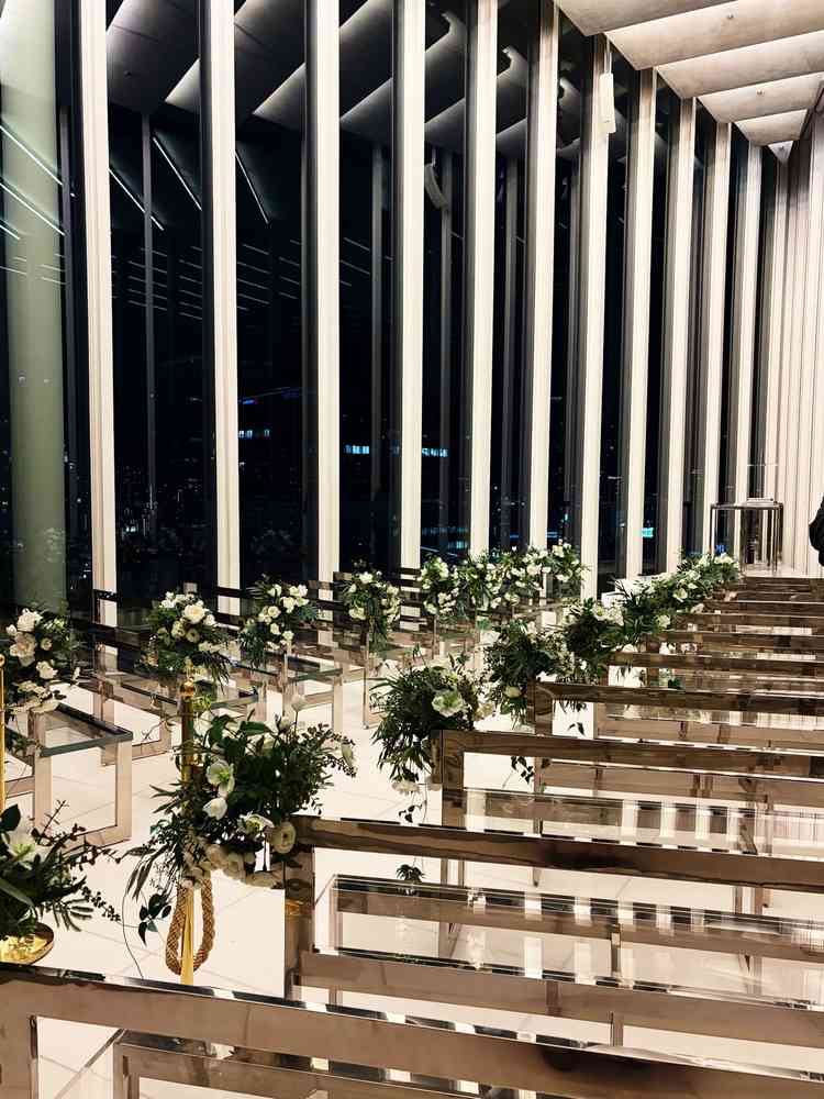 夜の挙式場で、照明を明るくしてもらったものです。道に花もたくさんあり清潔感がありました。