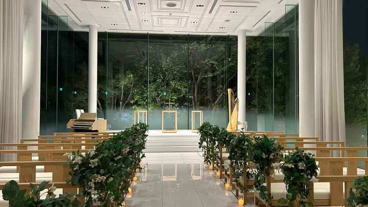 緑に囲まれたチャペル