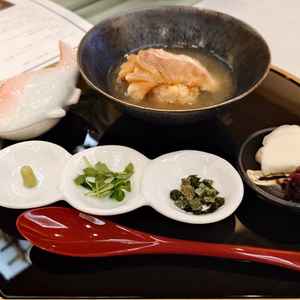 お料理には全てこだわりのお出汁が使用されている、飲み物もオリジナルドリンク