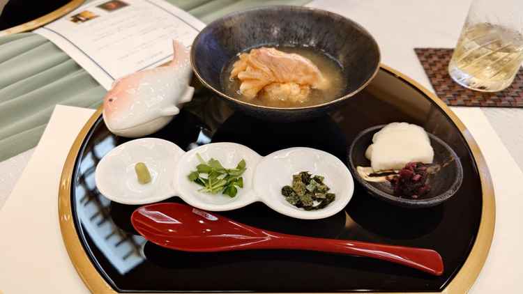 お料理には全てこだわりのお出汁が使用されている、飲み物もオリジナルドリンク