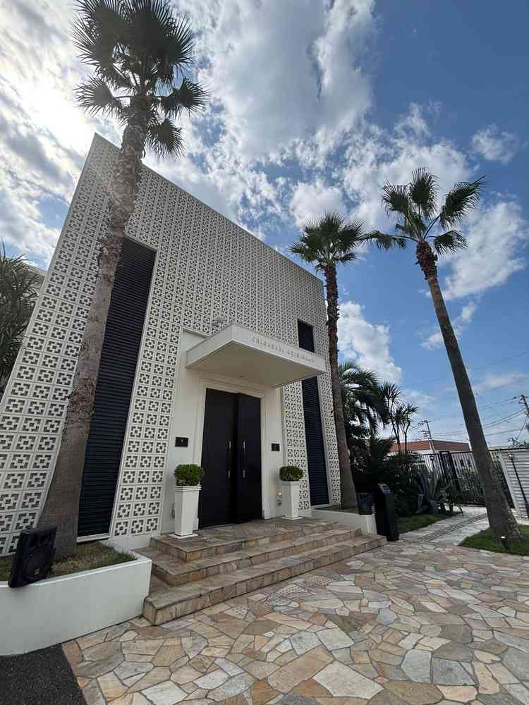 海を望むリゾート感あふれる式場。青空と自然光に包まれた開放的な空間がとても魅力的でした。