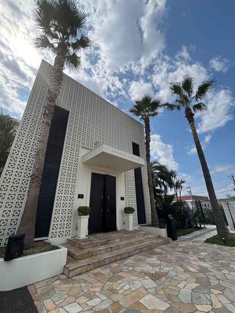 海を望むリゾート感あふれる式場。青空と自然光に包まれた開放的な空間がとても魅力的でした。