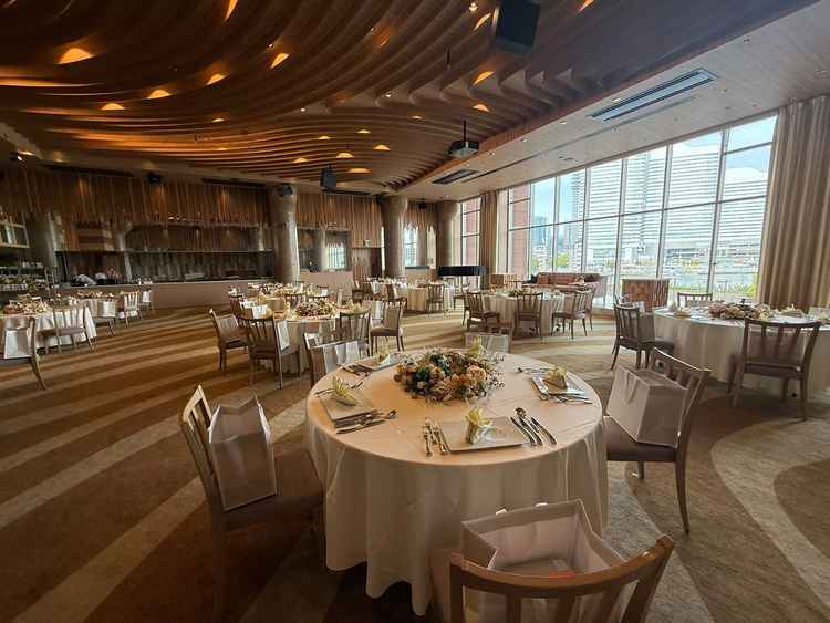 みなとみらいを一望できる披露宴会場。開放感がありつつも、落ち着いた雰囲気も感じられる。