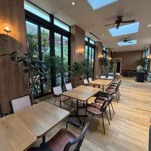 カフェスペース。おしゃれなカフェのようなかわいい家具で素敵でした。