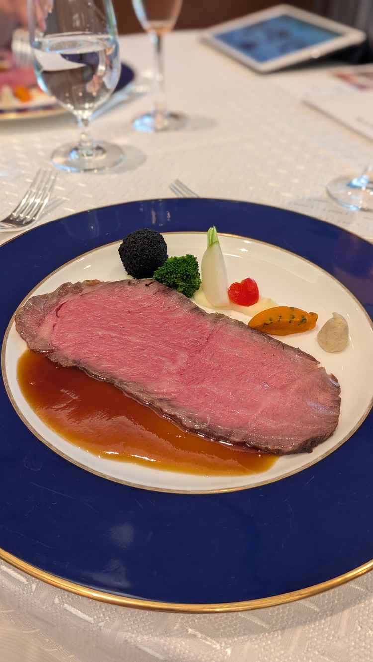 ローストビーフ。付け合わせの野菜も含めて美味しい。柔らかく、食べやすかった。
