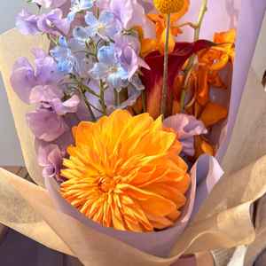 フラワービュッフェとして、お花を選んでフラワーコーディネーターの方がブーケを作ってくれました。