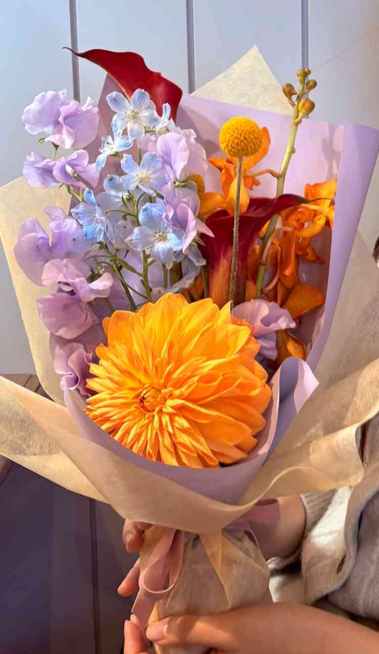 フラワービュッフェとして、お花を選んでフラワーコーディネーターの方がブーケを作ってくれました。