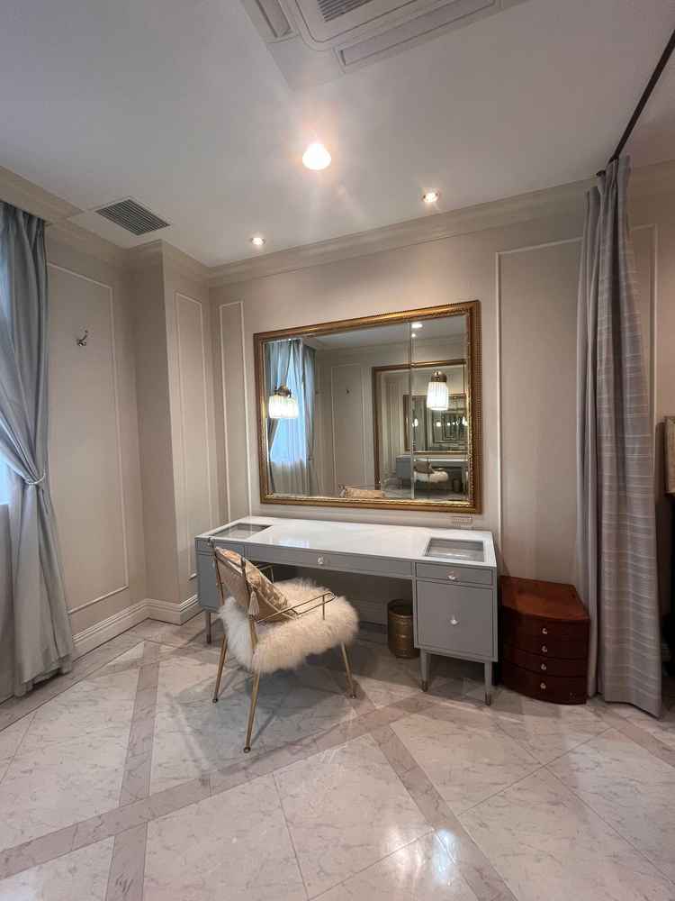 お支度部屋。後ろにドレスを着る大きな鏡があり、どことなくディズニーの雰囲気を感じました。