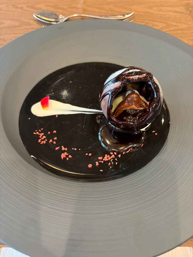 試食のデザートが、あたたかいチョコをかける演出があり、美味しいだけでなく、演出でも楽しめました。