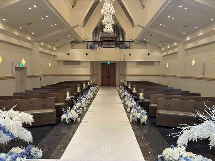 チャペル内のパイプオルガン。座席は木目調で落ち着いた雰囲気です。