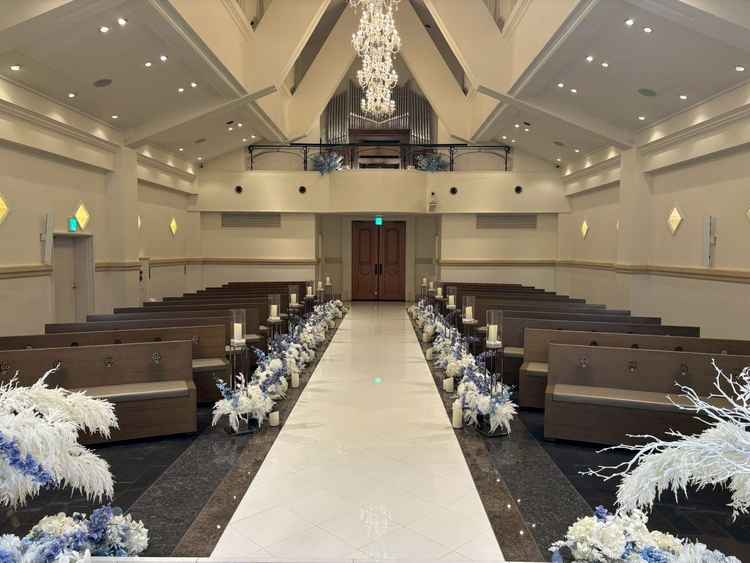 チャペル内のパイプオルガン。座席は木目調で落ち着いた雰囲気です。