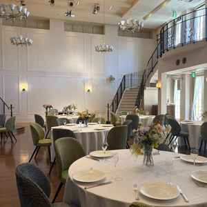 白を基調とした落ち着きのある上品な披露宴会場