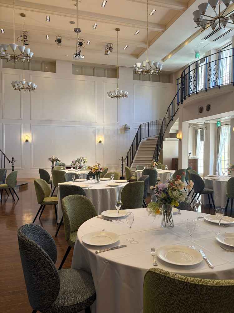 白を基調とした落ち着きのある上品な披露宴会場