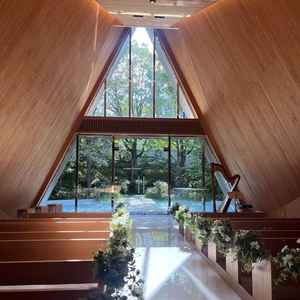 ヒノキの木を使ったチャペルで、匂いも楽しめました。滝の演出も見せていただき、イメージが湧きました。
