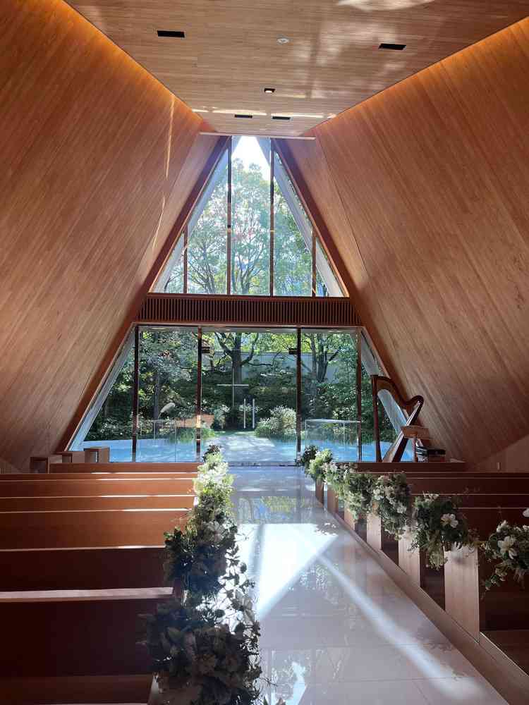 ヒノキの木を使ったチャペルで、匂いも楽しめました。滝の演出も見せていただき、イメージが湧きました。