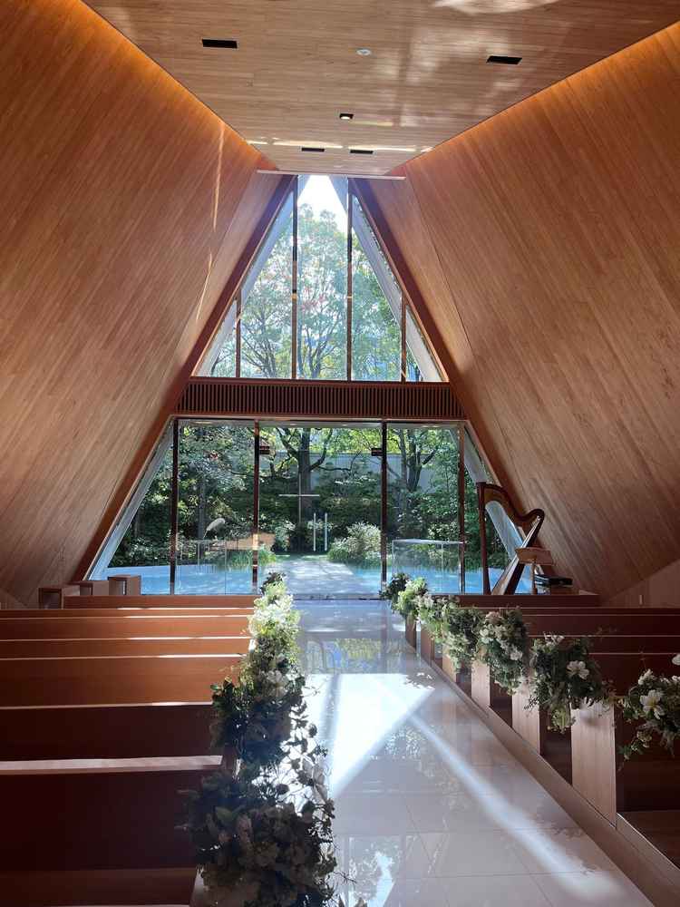 ヒノキの木を使ったチャペルで、匂いも楽しめました。滝の演出も見せていただき、イメージが湧きました。