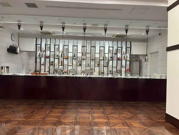 披露宴のビュッフェスタイル。目の前で調理もしてくれるので、ゲストが飽きない。