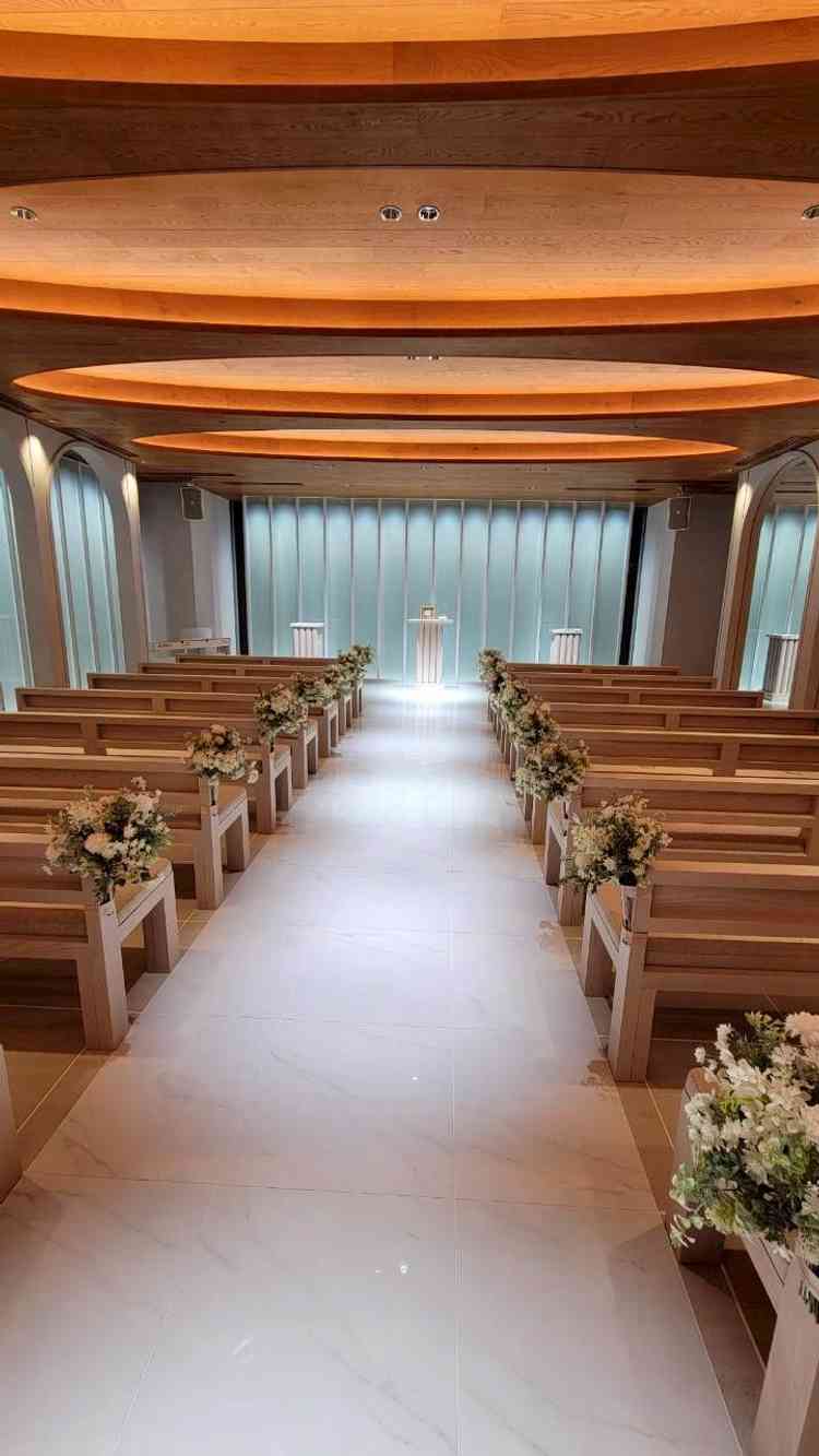 自然光が映えるチャペル。暖かく上品で写真映えしそう。