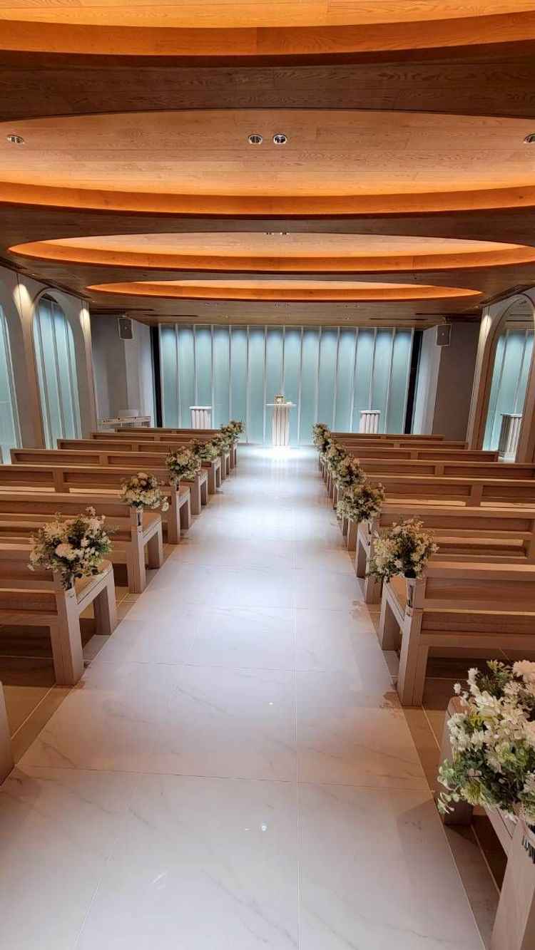 自然光が映えるチャペル。暖かく上品で写真映えしそう。