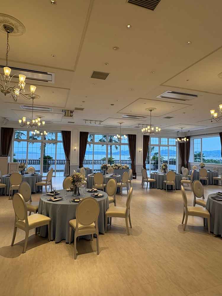 披露宴会場は白を基調としていてテーブルクロスや花の色味で雰囲気を変えられるのでとてもよかったです。