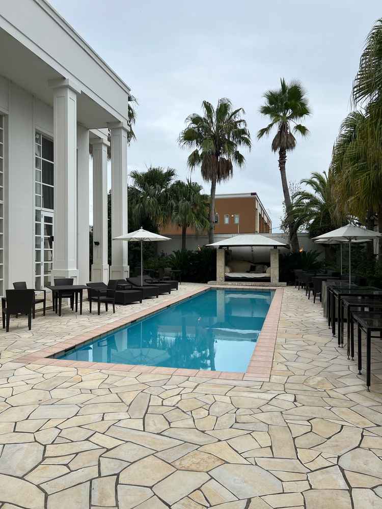 プール付きの屋外の会場