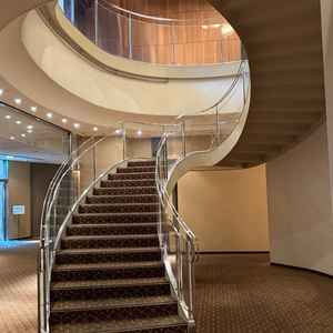 吹き抜けの階段で記念撮影にもオススメとのこと