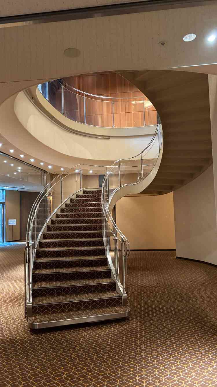 吹き抜けの階段で記念撮影にもオススメとのこと