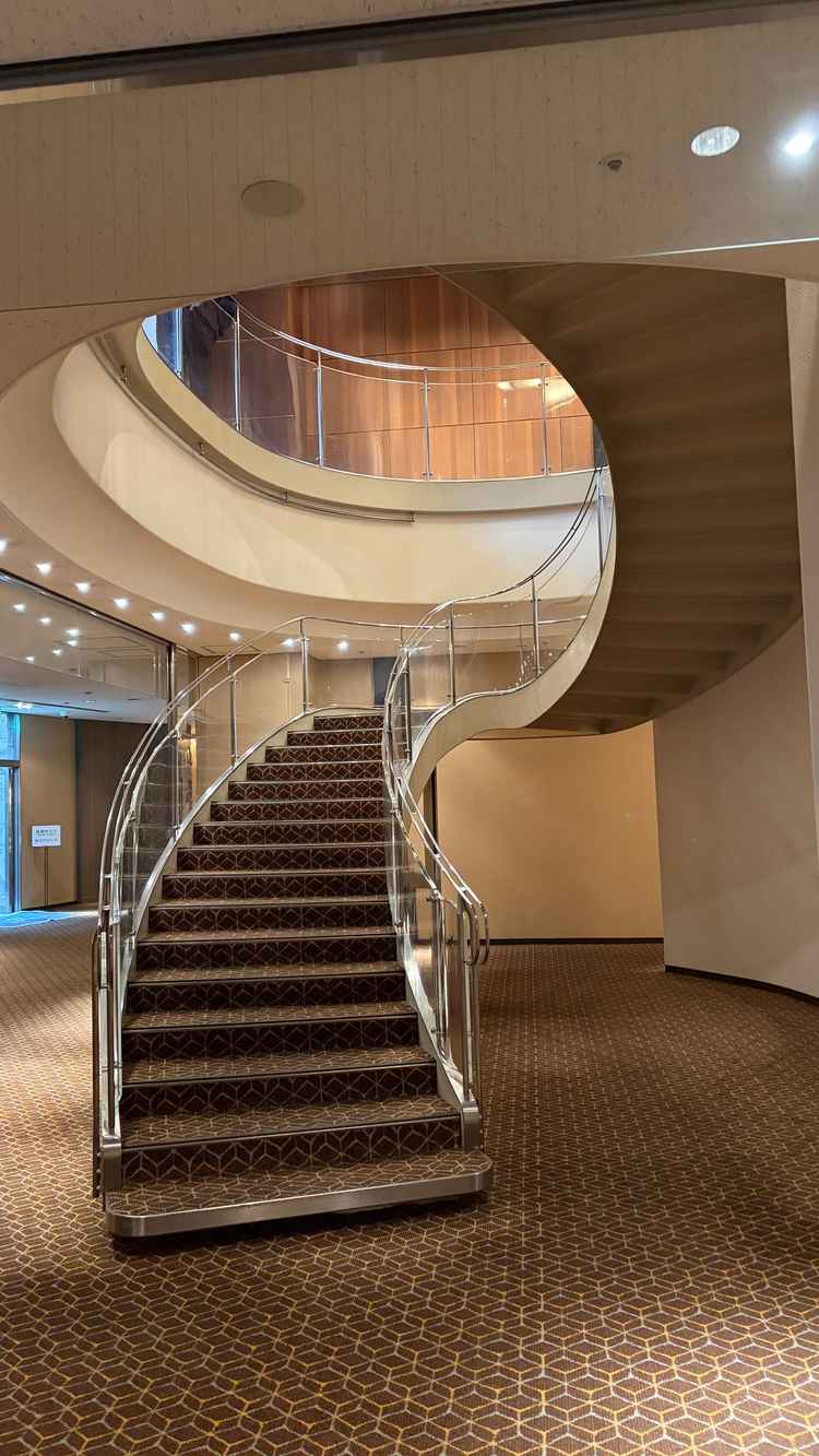 吹き抜けの階段で記念撮影にもオススメとのこと