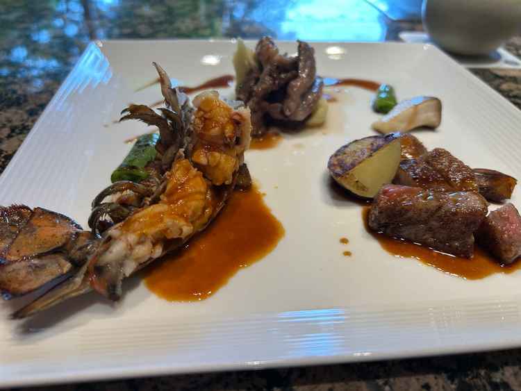 試食ででてきたメイン料理。海老と飛驒牛。フランベも見せてもらい、大迫力だった。味もおいしかった。