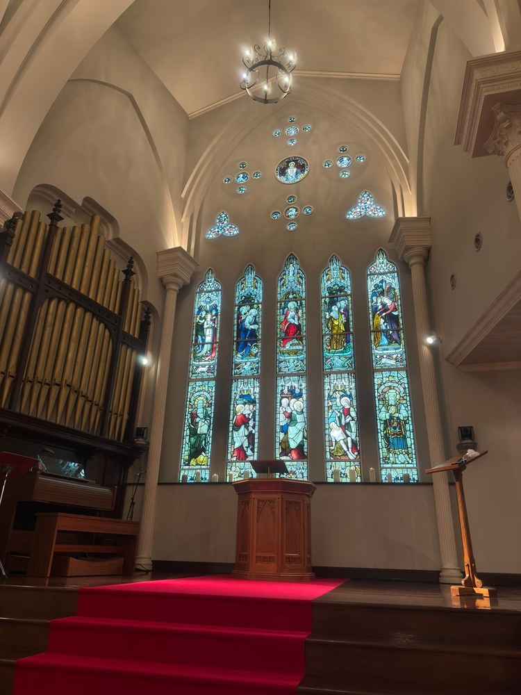 宝石でできているステンドグラスは天候により見え方が変わりどの気候でも違う良さを出すことが魅力的です。