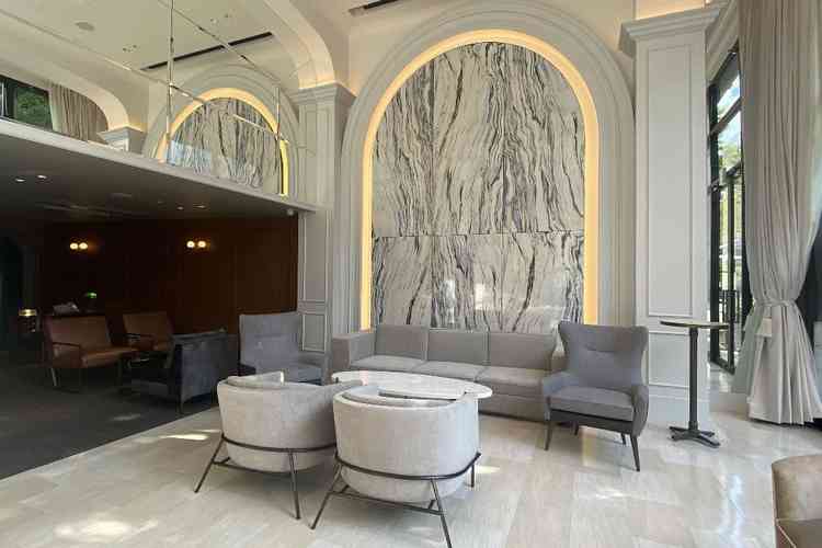 待合室、バーが併設してる