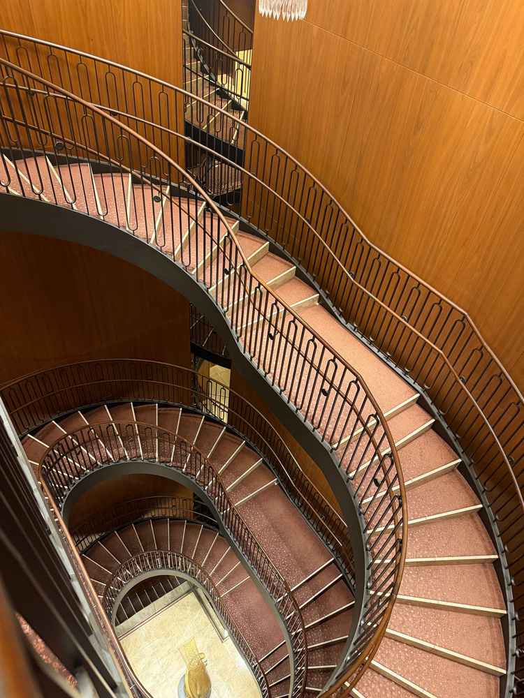 ファーストミートの際に使用する螺旋階段