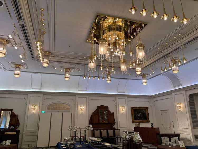 ルツェルナという会場。天井もた高く、白を基調とし、シャンデリアが印象的。