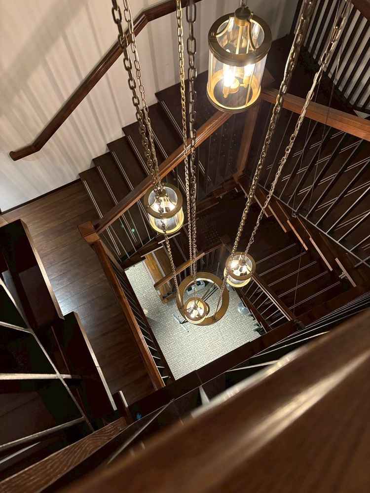 レストラン利用で知らなかった奥の螺旋階段。アンティークウッド調で色々な顔の式場、写真映え間違いない。