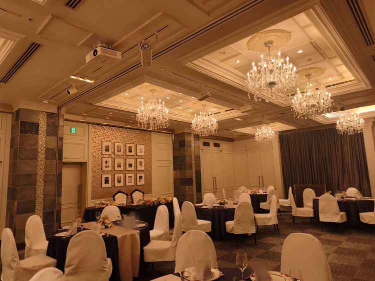 披露宴会場はコンパクトで落ち着いた雰囲気の会場でした。