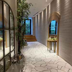 チャペルの入り口です。ビルの中とは思えないほど綺麗に作られていました。グリーンは、いつも置いてあると