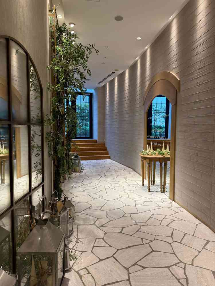 チャペルの入り口です。ビルの中とは思えないほど綺麗に作られていました。グリーンは、いつも置いてあると