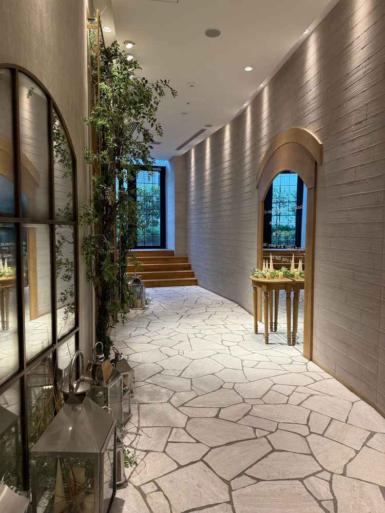 チャペルの入り口です。ビルの中とは思えないほど綺麗に作られていました。グリーンは、いつも置いてあると