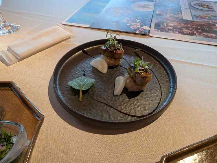 フォアグラのお寿司は、初めて食べる味でとても美味しかったです！