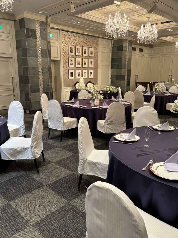 披露宴会場です。シャンデリアがとてもゴージャスでした。