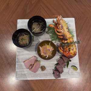 ご飯◎1.4万〜2万ほどコース、追加はできるが一品料理変更など組み合わせ不可。えび+2千円