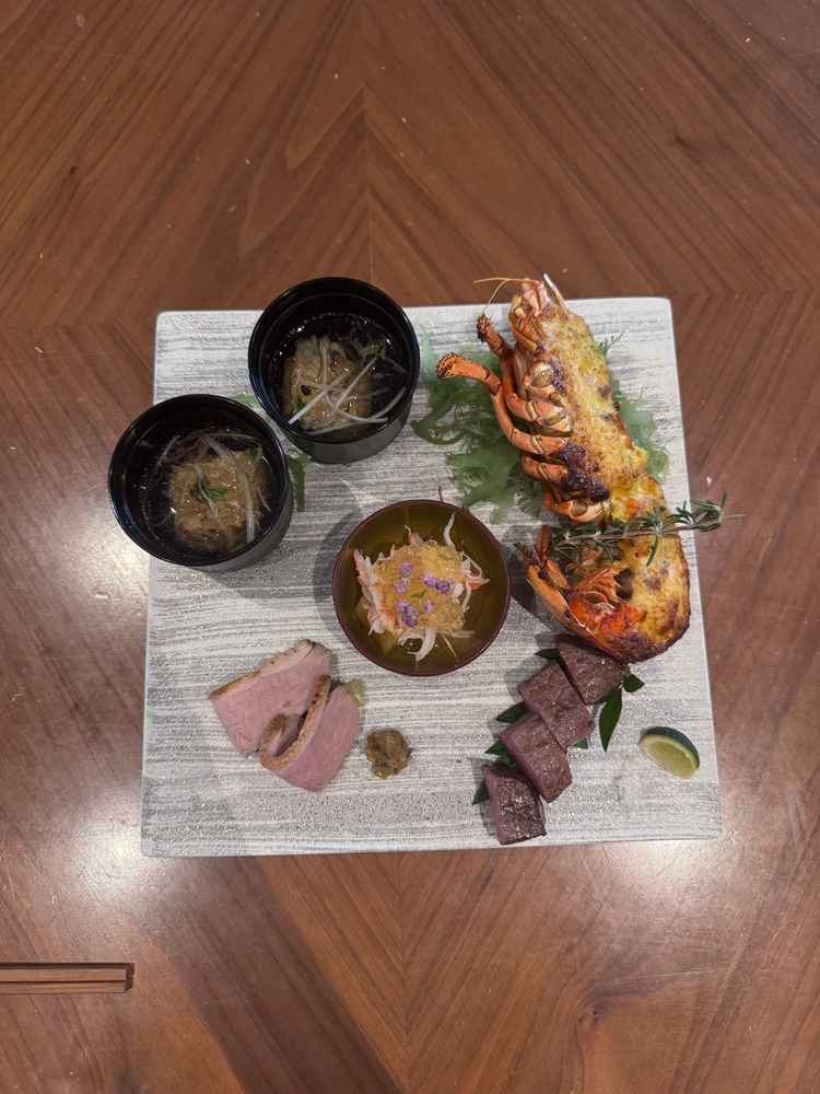 ご飯◎1.4万〜2万ほどコース、追加はできるが一品料理変更など組み合わせ不可。えび+2千円