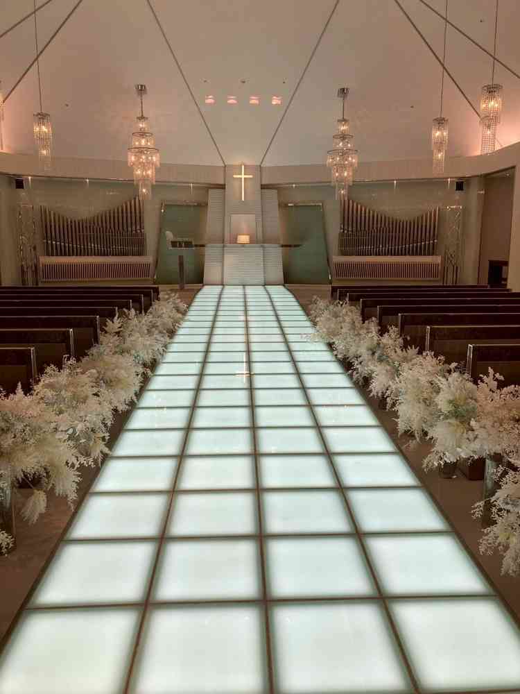 光が差し込む純白チャペル。水の演出も印象的。