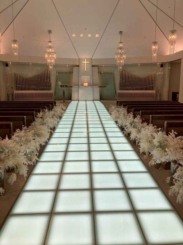 光が差し込む純白チャペル。水の演出も印象的。