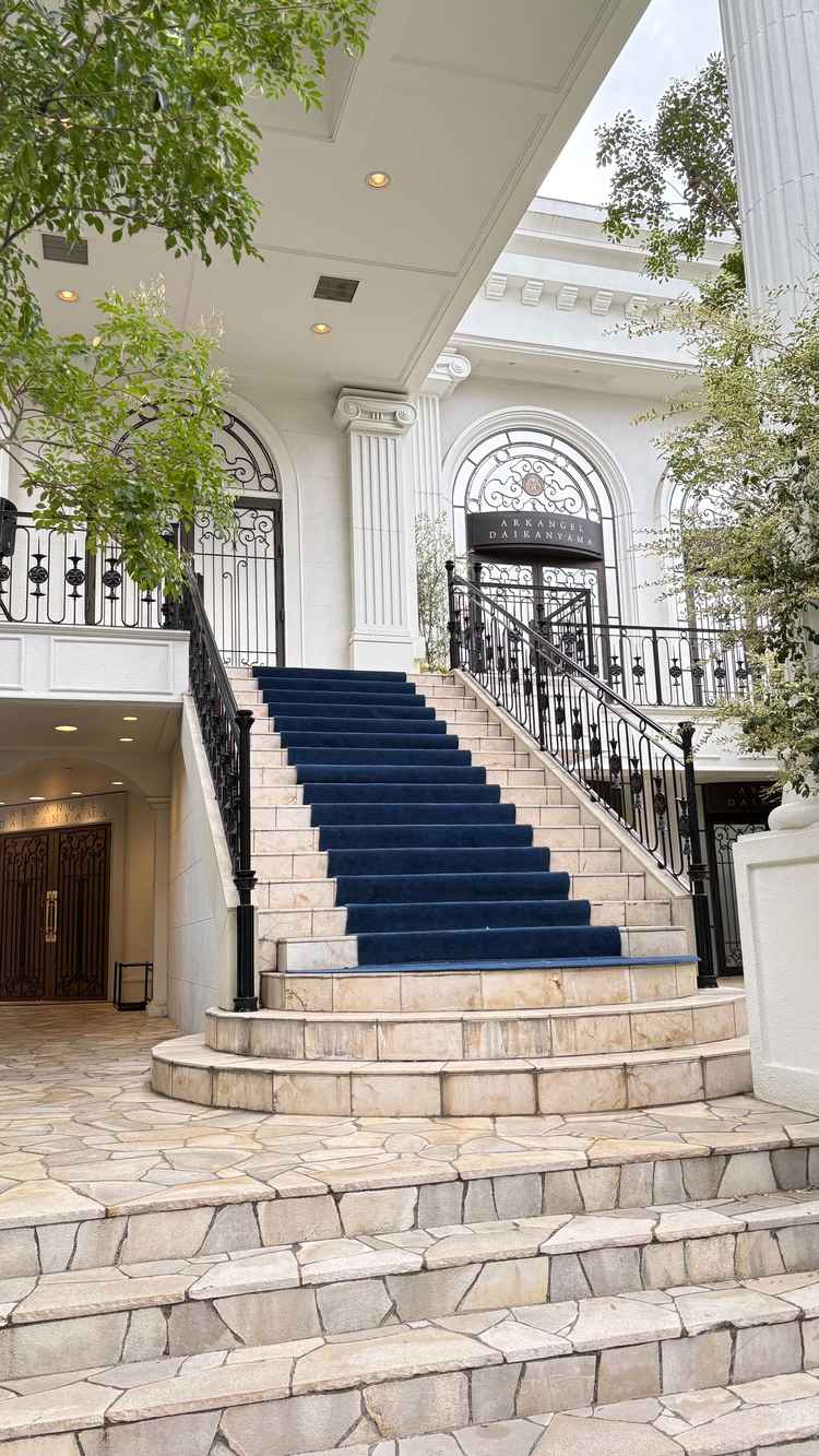 エントランスを入ってすぐの大階段。