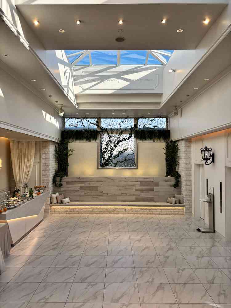 チャペルから直接繋がっているスペースで、披露宴前に参列者と歓談できるスペースと時間があり、魅力的。