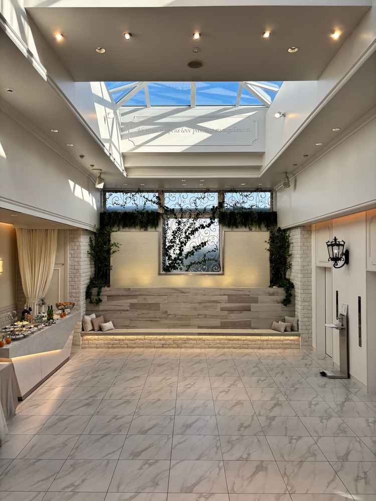 チャペルから直接繋がっているスペースで、披露宴前に参列者と歓談できるスペースと時間があり、魅力的。