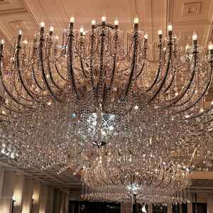 披露宴会場の豪勢なシャンデリア。天井が高くない分、どの写真にもシャンデリアがしっかり写ります。