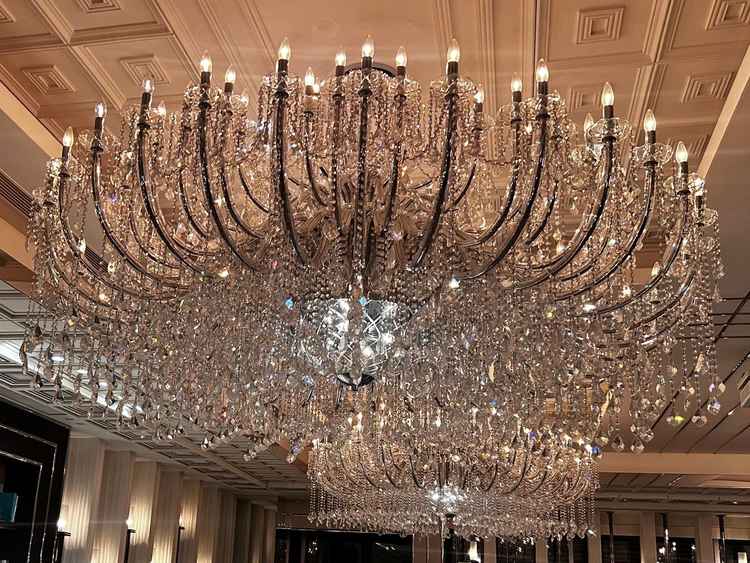 披露宴会場の豪勢なシャンデリア。天井が高くない分、どの写真にもシャンデリアがしっかり写ります。